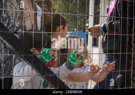 Kinder werden am 12. April 2020 im Flüchtlingslager Malakasa in Athen, Griechenland, gesehen. Der erste Fall von COVID-19 wurde am 5. April identifiziert. Das Lager wurde sofort unter Quarantäne gestellt. (Foto von Orestis Ilias/NurPhoto) Stockfoto