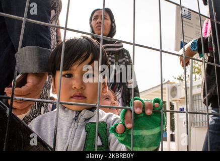 Kinder werden am 12. April 2020 im Flüchtlingslager Malakasa in Athen, Griechenland, gesehen. Der erste Fall von COVID-19 wurde am 5. April identifiziert. Das Lager wurde sofort unter Quarantäne gestellt. (Foto von Orestis Ilias/NurPhoto) Stockfoto