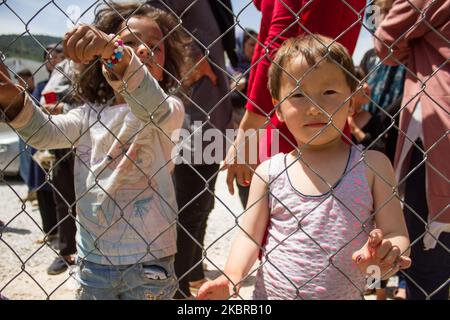 Kinder werden am 12. April 2020 im Flüchtlingslager Malakasa in Athen, Griechenland, gesehen. Der erste Fall von COVID-19 wurde am 5. April identifiziert. Das Lager wurde sofort unter Quarantäne gestellt. (Foto von Orestis Ilias/NurPhoto) Stockfoto