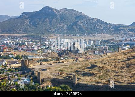 Blick auf die genuesische Festung und den dahinter liegenden Sugar Head-Felsen mit dem Berg Ai-Georgy im Hintergrund vom Palvani-Oba-Berg, Sudak, Krim, Russland. Stockfoto