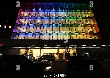 Am 18. Juni 2020 leuchten das Lincoln Center Plaza und das Einzelhandelsgeschäft Nordstrom in Regenbogenfarben für den Pride Month in New York City, USA. (Foto von John Lamparski/NurPhoto) Stockfoto