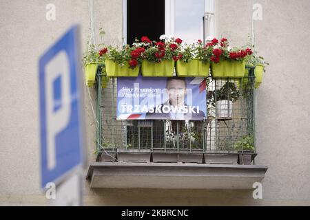 Am 19. Juni 2020 in Warschau, Polen, ist auf einem Balkon ein Banner zu sehen, das den Präsidentschaftskandidaten und Warschauer Bürgermeister Rafal Trzaskowski anwirbt. Am 28. Juni werden die Polen in der ersten Runde der Präsidentschaftswahlen abstimmen. Die Wahlen waren ursprünglich für den 30. Mai geplant, wurden aber aufgrund der Coronavirus-Epidemie annulliert. (Foto von Jaap Arriens/NurPhoto) Stockfoto