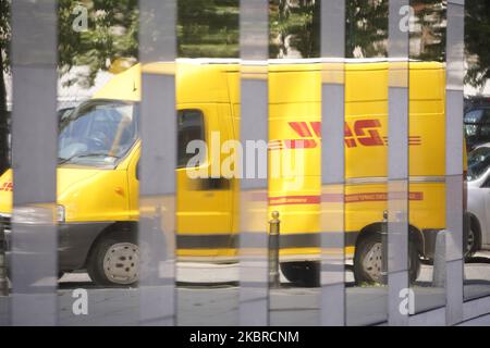 Ein DHL-Lieferwagen spiegelt sich am 19. Juni 2020 in Warschau, Polen, in den Fenstern eines Geschäftsgebäudes wider. (Foto von Jaap Arriens/NurPhoto) Stockfoto