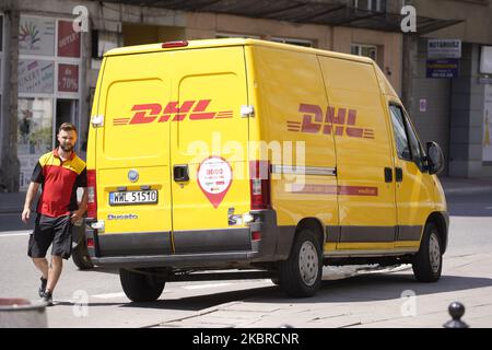Am 19. Juni 2020 wird in Warschau, Polen, ein DHL-Lieferwagen für Pakete gesehen. (Foto von Jaap Arriens/NurPhoto) Stockfoto