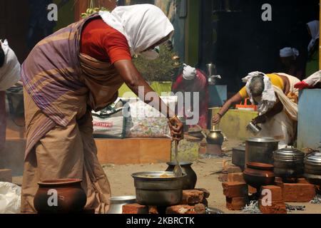 Hindu-Frauen kochen Pongala während des Attukal Pongala Mahotsavam Festivals in der Stadt Thiruvananthapuram (Trivandrum), Kerala, Indien, am 19. Februar 2019. Das Attukal Pongala Mahotsavam Festival wird jedes Jahr von Millionen Hindu-Frauen gefeiert. Während dieses Festivals bereiten Frauen Pongala (Reis gekocht mit Jaggery, Ghee, Kokosnuss sowie anderen Zutaten) im Freien in kleinen Töpfen zu, um der Göttin Kannaki zu gefallen. Pongala (was wörtlich bedeutet, überkochen) ist ein rituelles Angebot eines süßen Gerichts, bestehend aus Reisbrei, süßen braunen Melasse, Kokosraspeln, Nüssen und Rosinen. Das ist es Stockfoto