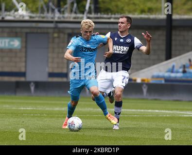 Louie Sibley von Derby County hält Jed Wallace von Millwall während der EFL Sky Bet Championship zwischen Millwall und Derby County im Den Stadium, London am 20.. Juni 2020 (Foto von Action Foto Sport/NurPhoto) Stockfoto