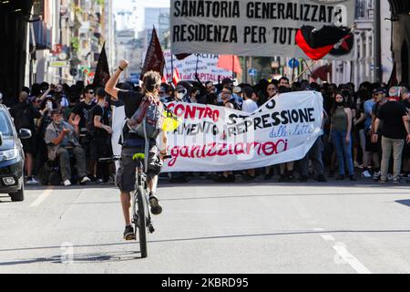 Kundgebung anarchistischer Demonstranten gegen die Region und die italienische Regierung in der Via Padova und der Piazzale Loreto, Mailand, Italien am 20. Juni 2020 (Foto: Mairo Cinquetti/NurPhoto) Stockfoto