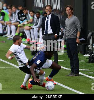 Scott Parker Manager von Fulham und Thomas Frank Manager von Brentford beobachten, wie Anthony Knockaert von Fulham Joshua Dasilva von Brentford während des Sky Bet Championship-Spiels zwischen Fulham und Brentford am Samstag, dem 20.. Juni 2020, im Craven Cottage, London, angreift. (Foto von Jacques Feeney/MI News/NurPhoto) Stockfoto