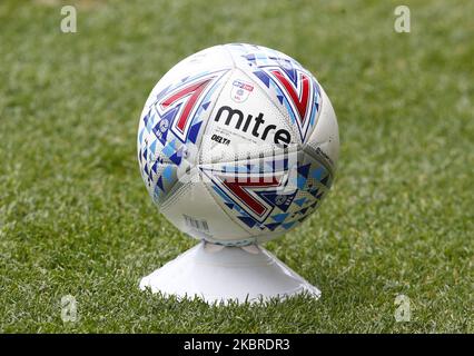 Detail des Spielballs, der während der EFL Sky Bet Championship zwischen Millwall und Derby County im Den Stadium, London, am 20.. Juni 2020 auf einem Kegel statt auf einem Ballboykol ruht (Foto by Action Foto Sport/NurPhoto) Stockfoto