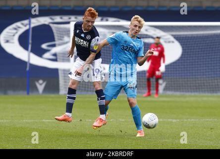 Louie Sibley von Derby County hält Ryan Woods von Millwall während der EFL Sky Bet Championship zwischen Millwall und Derby County im Den Stadium, London, am 20.. Juni 2020 (Foto von Action Foto Sport/NurPhoto) Stockfoto