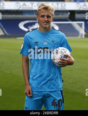 Louie Sibley von Derby County hält den Match Ball, nachdem er während der EFL Sky Bet Championship zwischen Millwall und Derby County im Den Stadium, London, am 20.. Juni 2020 einen Hattrick erzielt hat (Foto von Action Foto Sport/NurPhoto) Stockfoto