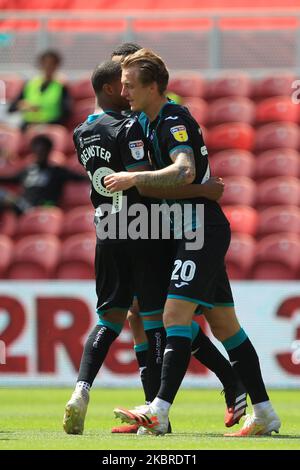 Ben Wilmot von Swansea City gratuliert Rhian Brewster, nachdem er am 20. Juni 2020 beim Sky Bet Championship-Spiel zwischen Middlesbrough und Swansea City im Riverside Stadium, Middlesbrough, England, ihr 2.-Tor erzielt hat. (Foto von Mark Fletcher/MI News/NurPhoto) Stockfoto