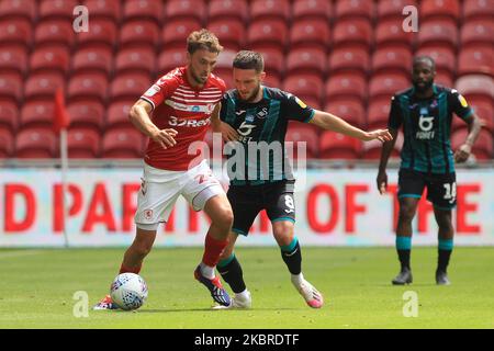 Lewis Wing of Middlesbrough kämpft mit Matt Grimes von Swansea City während des Sky Bet Championship-Spiels zwischen Middlesbrough und Swansea City am 20. Juni 2020 im Riverside Stadium, Middlesbrough, England. (Foto von Mark Fletcher/MI News/NurPhoto) Stockfoto