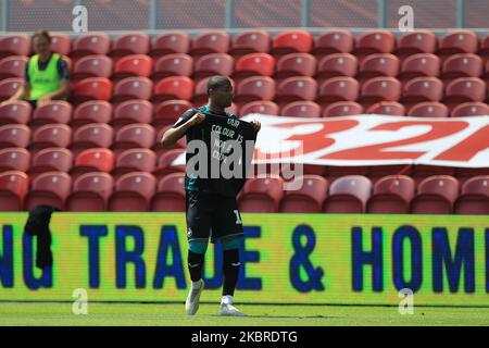 Rhian Brewster von Swansea City hält ein Trikot zur Feier, nachdem er am 20. Juni 2020 beim Sky Bet Championship-Spiel zwischen Middlesbrough und Swansea City im Riverside Stadium, Middlesbrough, England, sein 1.-Tor erzielt hat. (Foto von Mark Fletcher/MI News/NurPhoto) Stockfoto