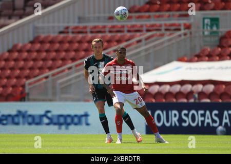 Ben Wilmot von Swansea City und Lukas Nmecha von Middlesbrough während des Sky Bet Championship-Spiels zwischen Middlesbrough und Swansea City am 20. Juni 2020 im Riverside Stadium, Middlesbrough, England. (Foto von Mark Fletcher/MI News/NurPhoto) Stockfoto