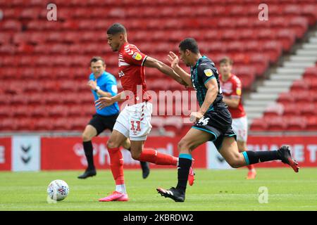 Ashley Fletcher von Middlesbrough löst sich beim Sky Bet Championship-Spiel zwischen Middlesbrough und Swansea City am 20. Juni 2020 im Riverside Stadium, Middlesbrough, England, vom Ben Cabango von Swansea City ab. (Foto von Mark Fletcher/MI News/NurPhoto) Stockfoto