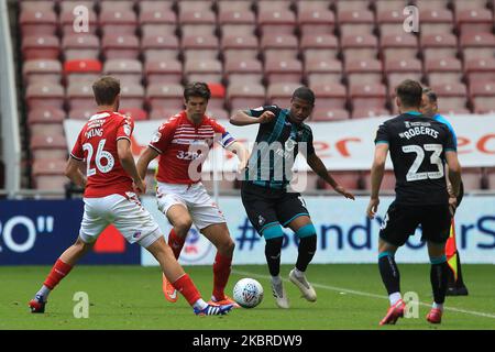 Rhian Brewster aus Swansea City in Aktion mit Middlesbroughs George Friend und Lewis Wing während des Sky Bet Championship-Spiels zwischen Middlesbrough und Swansea City am 20. Juni 2020 im Riverside Stadium, Middlesbrough, England. (Foto von Mark Fletcher/MI News/NurPhoto) Stockfoto