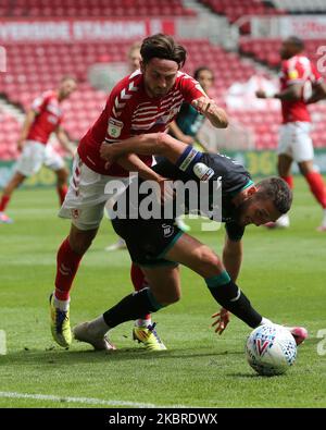 Matt Grimes von Swansea City kämpft mit Patrick Roberts von Middlesbrough während des Sky Bet Championship-Spiels zwischen Middlesbrough und Swansea City am 20. Juni 2020 im Riverside Stadium, Middlesbrough, England. (Foto von Mark Fletcher/MI News/NurPhoto) Stockfoto