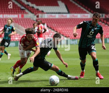 Matt Grimes von Swansea City kämpft mit Patrick Roberts von Middlesbrough während des Sky Bet Championship-Spiels zwischen Middlesbrough und Swansea City am 20. Juni 2020 im Riverside Stadium, Middlesbrough, England. (Foto von Mark Fletcher/MI News/NurPhoto) Stockfoto