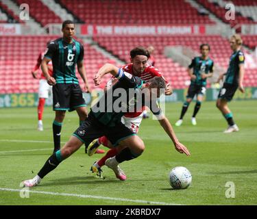 Matt Grimes von Swansea City kämpft mit Patrick Roberts von Middlesbrough während des Sky Bet Championship-Spiels zwischen Middlesbrough und Swansea City am 20. Juni 2020 im Riverside Stadium, Middlesbrough, England. (Foto von Mark Fletcher/MI News/NurPhoto) Stockfoto