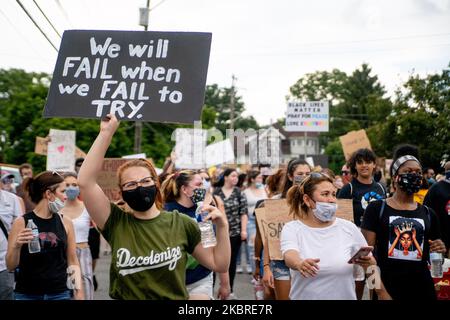 Demonstranten marschieren durch Glenolden, Delaware County, einem Vorort von Philadelphia, und fordern ein Ende der Polizeibrutalität und der Rassenungerechtigkeit, 20. Juni 2020. (Foto von Michael Candelori/NurPhoto) Stockfoto