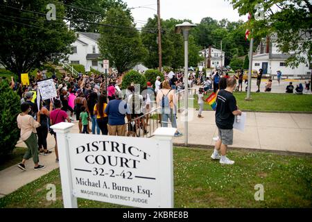 Demonstranten fordern ein Ende der Polizeibrutalität und der Rassenungerechtigkeit vor dem Glenolden Polizeihauptquartier im Land Delaware, wo viele 8 Minuten und 46 Sekunden knieten, um an die Tötung von George Floyd vom 20. Juni 2020 zu erinnern. (Foto von Michael Candelori/NurPhoto) Stockfoto
