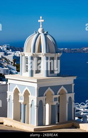 Kuppeln auf dem Dach der Kirche St. Markus der Evangelist. Berühmte atemberaubende Aussicht auf weiße Panoramaarchitektur auf der Klippe und blaue Kuppel Kirche über der vulkanischen Caldera, der Vulkan Santorini im Dorf Firostefani, Thira auf der Insel Santorini, Ägäis, Griechenland am 18. Juni 2020. Griechenland hat seit Juni 15 begonnen, Touristen zu akzeptieren, nachdem einige Lockdown-Maßnahmen aufgehoben wurden und das Reiseverbot für den griechischen Sommer für Ferien eingeführt wurde. Der Tourismus ist eine der größten Binnenmarktindustrien für das Einkommen des BIP. (Foto von Nicolas Economou/NurPhoto) Stockfoto