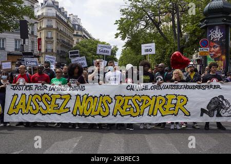 ASSA Traore, die Schwester von Adama Traore, einem schwarzen Mann, der 2016 in Polizeigewahrsam starb, an der Spitze der Demonstration gegen Rassismus und Polizeigewalt in Paris, Frankreich, am 20. Juni 2020 und zum Gedenken an Lamine Dieng, Ein französisch-senegalesischer 25-Jähriger, der nach seiner Verhaftung im Jahr 2007 starb. (Foto von Adnan Farzat/NurPhoto) Stockfoto