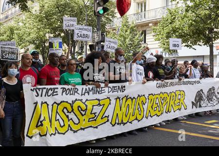 ASSA Traore, die Schwester von Adama Traore, einem schwarzen Mann, der 2016 in Polizeigewahrsam starb, an der Spitze der Demonstration gegen Rassismus und Polizeigewalt in Paris, Frankreich, am 20. Juni 2020 und zum Gedenken an Lamine Dieng, Ein französisch-senegalesischer 25-Jähriger, der nach seiner Verhaftung im Jahr 2007 starb. (Foto von Adnan Farzat/NurPhoto) Stockfoto