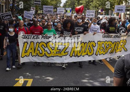 ASSA Traore, die Schwester von Adama Traore, einem schwarzen Mann, der 2016 in Polizeigewahrsam starb, an der Spitze der Demonstration gegen Rassismus und Polizeigewalt in Paris, Frankreich, am 20. Juni 2020 und zum Gedenken an Lamine Dieng, Ein französisch-senegalesischer 25-Jähriger, der nach seiner Verhaftung im Jahr 2007 starb. (Foto von Adnan Farzat/NurPhoto) Stockfoto