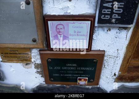 Anhänger von Dr. José Gregorio Hernandez pilgern zu seinem Heiligtum in Isnotú, Venezuela, um Dankesopfer für die gewährten Wunder zu hinterlassen. Er war bekannt als 'der Arzt der Armen' und ist nun der Heiligkeit ein wenig näher gekommen. Die katholische Kirche kündigte die bevorstehende Seligsprechung des venezolanischen Arztes, Lehrers und Philanthropen José Gregorio Hernández an, eine Nachricht, die von seinen zahlreichen Anhängern in Venezuela und anderen lateinamerikanischen Ländern lange erwartet wurde. Die venezolanische Bischofskonferenz bestätigte am Freitag, den 19. Juni 2020, dass Papst Franziskus die Seligsprechung genehmigt hatte. (Foto b Stockfoto