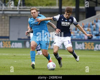 Martyn Waghorn von Derby County und Jayson Molumby von Millwall während der EFL Sky Bet Championship zwischen Millwall und Derby County im Den Stadium, London am 20.. Juni 2020 (Foto von Action Foto Sport/NurPhoto) Stockfoto