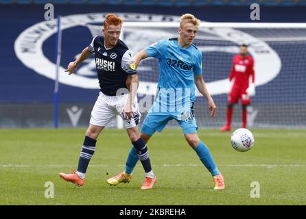 Louie Sibley von Derby County hält Ryan Woods von Millwall während der EFL Sky Bet Championship zwischen Millwall und Derby County im Den Stadium, London, am 20.. Juni 2020 (Foto von Action Foto Sport/NurPhoto) Stockfoto