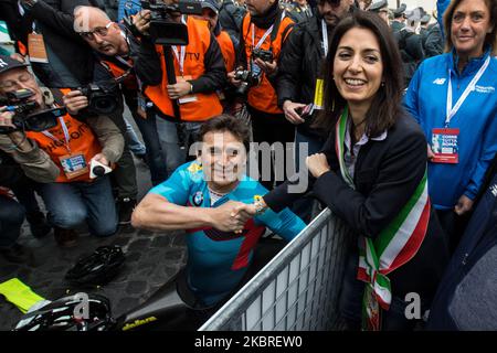 Der ehemalige Rennfahrer und Parazyklist, der Italiener Alex Zanardi, schüttelt sich die Hände mit dem Bürgermeister von Rom, Virginia Raggi, als er am 2. April 2017 am Marathon 23. in Rom teilnimmt. Berichte am 21. Juni 2020 der viermalige paralympic-Champion und ehemalige Formel-1-Fahrer Alex Zanardi war am 19. Juni 2020 in der Provinz Siena an einem schweren Verkehrsunfall beteiligt, während er während einer der Etappen der Staffel von an einem Rennen mit seinem Handbike teilnahm Obiettivo tricolore. Zinardi wurde nach einem schweren Schädeltrauma einer Hirnoperation unterzogen und befindet sich in einem schweren Zustand. (Foto von Andrea Ronchini/NurPhoto) Stockfoto