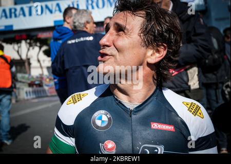 Der ehemalige Rennfahrer und Paracyclist Alex Zanardi nimmt am Marathon 22. in Rom am 10. April 2016 Teil. Berichte am 21. Juni 2020 der viermalige paralympic-Champion und ehemalige Formel-1-Fahrer Alex Zanardi war am 19. Juni 2020 in der Provinz Siena an einem schweren Verkehrsunfall beteiligt, während er während einer der Etappen der Staffel von an einem Rennen mit seinem Handbike teilnahm Obiettivo tricolore. Zinardi wurde nach einem schweren Schädeltrauma einer Hirnoperation unterzogen und befindet sich in einem schweren Zustand. (Foto von Andrea Ronchini/NurPhoto) Stockfoto