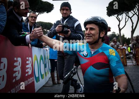 Der ehemalige Rennfahrer und Paracyclist Alex Zanardi nimmt am Marathon 23. in Rom am 2. April 2017 Teil. Berichte am 21. Juni 2020 der viermalige paralympic-Champion und ehemalige Formel-1-Fahrer Alex Zanardi war am 19. Juni 2020 in der Provinz Siena an einem schweren Verkehrsunfall beteiligt, während er während einer der Etappen der Staffel von an einem Rennen mit seinem Handbike teilnahm Obiettivo tricolore. Zinardi wurde nach einem schweren Schädeltrauma einer Hirnoperation unterzogen und befindet sich in einem schweren Zustand. (Foto von Andrea Ronchini/NurPhoto) Stockfoto