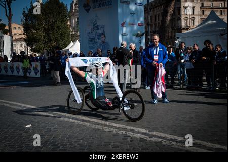 Der ehemalige Rennfahrer und Paracyclist Alex Zanardi nimmt am Marathon 22. in Rom am 10. April 2016 Teil. Berichte am 21. Juni 2020 der viermalige paralympic-Champion und ehemalige Formel-1-Fahrer Alex Zanardi war am 19. Juni 2020 in der Provinz Siena an einem schweren Verkehrsunfall beteiligt, während er während einer der Etappen der Staffel von an einem Rennen mit seinem Handbike teilnahm Obiettivo tricolore. Zinardi wurde nach einem schweren Schädeltrauma einer Hirnoperation unterzogen und befindet sich in einem schweren Zustand. (Foto von Andrea Ronchini/NurPhoto) Stockfoto