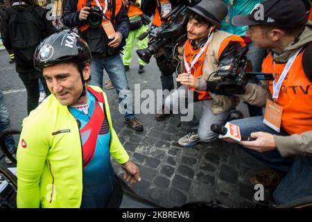 Der ehemalige Rennfahrer und Paracyclist Alex Zanardi nimmt am Marathon 23. in Rom am 2. April 2017 Teil. Berichte am 21. Juni 2020 der viermalige paralympic-Champion und ehemalige Formel-1-Fahrer Alex Zanardi war am 19. Juni 2020 in der Provinz Siena an einem schweren Verkehrsunfall beteiligt, während er während einer der Etappen der Staffel von an einem Rennen mit seinem Handbike teilnahm Obiettivo tricolore. Zinardi wurde nach einem schweren Schädeltrauma einer Hirnoperation unterzogen und befindet sich in einem schweren Zustand. (Foto von Andrea Ronchini/NurPhoto) Stockfoto