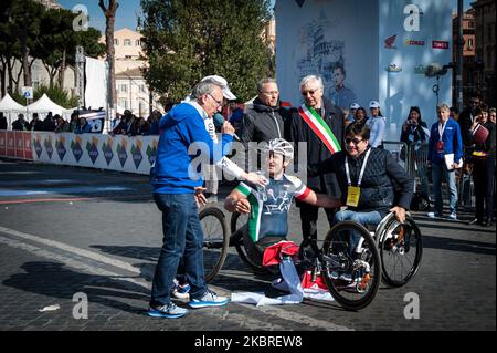 Der ehemalige Rennfahrer und Paracyclist Alex Zanardi nimmt am Marathon 22. in Rom am 10. April 2016 Teil. Berichte am 21. Juni 2020 der viermalige paralympic-Champion und ehemalige Formel-1-Fahrer Alex Zanardi war am 19. Juni 2020 in der Provinz Siena an einem schweren Verkehrsunfall beteiligt, während er während einer der Etappen der Staffel von an einem Rennen mit seinem Handbike teilnahm Obiettivo tricolore. Zinardi wurde nach einem schweren Schädeltrauma einer Hirnoperation unterzogen und befindet sich in einem schweren Zustand. (Foto von Andrea Ronchini/NurPhoto) Stockfoto