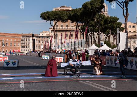 Der italienische Profi-Rennfahrer und Parazyklist Alex Zanardi bereitet sich auf den Start der Ausgabe 22. des Rom-Marathons (Maratona die Roma) im Zentrum von Rom, Italien, am 10. April 2016 vor. Berichte am 21. Juni 2020 der viermalige paralympic-Champion und ehemalige Formel-1-Fahrer Alex Zanardi war am 19. Juni 2020 in der Provinz Siena an einem schweren Verkehrsunfall beteiligt, während er während einer der Etappen der Staffel von an einem Rennen mit seinem Handbike teilnahm Obiettivo tricolore. Zinardi wurde nach einem schweren Schädeltrauma einer Hirnoperation unterzogen und befindet sich in einem schweren Zustand. (Foto von Andr Stockfoto