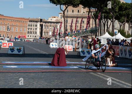 Der italienische Profi-Rennfahrer und Parazyklist Alex Zanardi bereitet sich auf den Start der Ausgabe 22. des Rom-Marathons (Maratona die Roma) im Zentrum von Rom, Italien, am 10. April 2016 vor. Berichte am 21. Juni 2020 der viermalige paralympic-Champion und ehemalige Formel-1-Fahrer Alex Zanardi war am 19. Juni 2020 in der Provinz Siena an einem schweren Verkehrsunfall beteiligt, während er während einer der Etappen der Staffel von an einem Rennen mit seinem Handbike teilnahm Obiettivo tricolore. Zinardi wurde nach einem schweren Schädeltrauma einer Hirnoperation unterzogen und befindet sich in einem schweren Zustand. (Foto von Andr Stockfoto