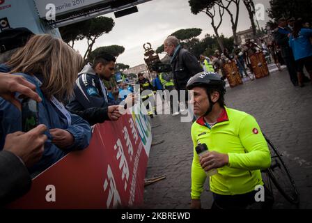 Der italienische Profi-Rennfahrer und Parazyklist Alex Zanardi bereitet sich auf den Start der Ausgabe 23. des Rom-Marathons (Maratona die Roma) im Zentrum von Rom, Italien, am 02. April 2017 vor. Berichte am 21. Juni 2020 der viermalige paralympic-Champion und ehemalige Formel-1-Fahrer Alex Zanardi war am 19. Juni 2020 in der Provinz Siena an einem schweren Verkehrsunfall beteiligt, während er während einer der Etappen der Staffel von an einem Rennen mit seinem Handbike teilnahm Obiettivo tricolore. Zinardi wurde nach einem schweren Schädeltrauma einer Hirnoperation unterzogen und befindet sich in einem schweren Zustand. (Foto von Andr Stockfoto