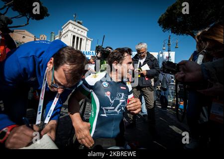 Der ehemalige Rennfahrer und Paracyclist Alex Zanardi nimmt am Marathon 22. in Rom am 10. April 2016 Teil. Berichte am 21. Juni 2020 der viermalige paralympic-Champion und ehemalige Formel-1-Fahrer Alex Zanardi war am 19. Juni 2020 in der Provinz Siena an einem schweren Verkehrsunfall beteiligt, während er während einer der Etappen der Staffel von an einem Rennen mit seinem Handbike teilnahm Obiettivo tricolore. Zinardi wurde nach einem schweren Schädeltrauma einer Hirnoperation unterzogen und befindet sich in einem schweren Zustand. (Foto von Andrea Ronchini/NurPhoto) Stockfoto