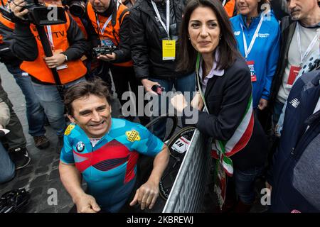 Der ehemalige Rennfahrer und Parazyklist, der Italiener Alex Zanardi, lächelt mit dem Bürgermeister von Rom, Virginia Raggi, als er am 2. April 2017 am Marathon von Rom 23. teilnimmt. Berichte am 21. Juni 2020 der viermalige paralympic-Champion und ehemalige Formel-1-Fahrer Alex Zanardi war am 19. Juni 2020 in der Provinz Siena an einem schweren Verkehrsunfall beteiligt, während er während einer der Etappen der Staffel von an einem Rennen mit seinem Handbike teilnahm Obiettivo tricolore. Zinardi wurde nach einem schweren Schädeltrauma einer Hirnoperation unterzogen und befindet sich in einem schweren Zustand. (Foto von Andrea Ronchini/NurPhoto) Stockfoto