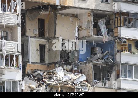 Ukrainische Rettungskräfte säubern nach einer vermuteten Gasexplosion in einem Mehrfamilienhaus in Kiew, Ukraine, am 21. Juni 2020 Trümmer. (Foto von Maxym Marusenko/NurPhoto) Stockfoto