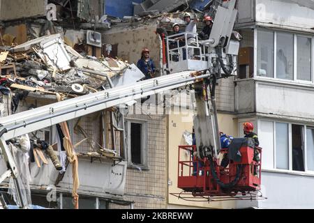 Ukrainische Rettungskräfte säubern nach einer vermuteten Gasexplosion in einem Mehrfamilienhaus in Kiew, Ukraine, am 21. Juni 2020 Trümmer. (Foto von Maxym Marusenko/NurPhoto) Stockfoto