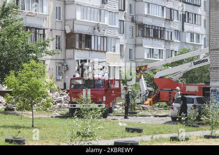 Ukrainische Rettungskräfte säubern nach einer vermuteten Gasexplosion in einem Mehrfamilienhaus in Kiew, Ukraine, am 21. Juni 2020 Trümmer. (Foto von Maxym Marusenko/NurPhoto) Stockfoto