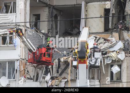 Ukrainische Rettungskräfte säubern nach einer vermuteten Gasexplosion in einem Mehrfamilienhaus in Kiew, Ukraine, am 21. Juni 2020 Trümmer. (Foto von Maxym Marusenko/NurPhoto) Stockfoto