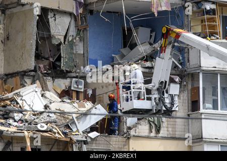 Ukrainische Rettungskräfte säubern nach einer vermuteten Gasexplosion in einem Mehrfamilienhaus in Kiew, Ukraine, am 21. Juni 2020 Trümmer. (Foto von Maxym Marusenko/NurPhoto) Stockfoto