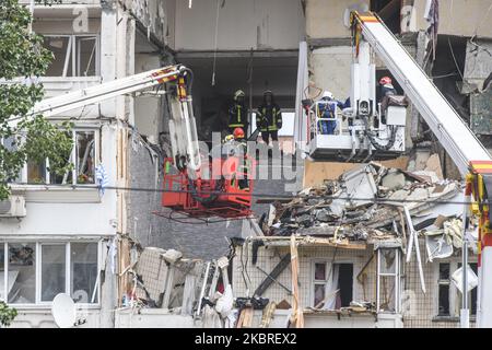 Ukrainische Rettungskräfte säubern nach einer vermuteten Gasexplosion in einem Mehrfamilienhaus in Kiew, Ukraine, am 21. Juni 2020 Trümmer. (Foto von Maxym Marusenko/NurPhoto) Stockfoto